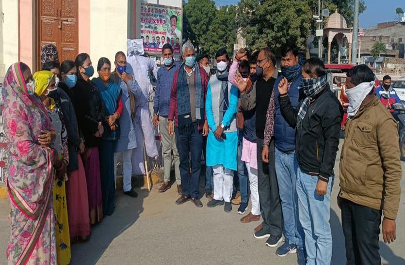 जिला प्रमुख पति समेत अन्य के खिलाफ मामला दर्ज