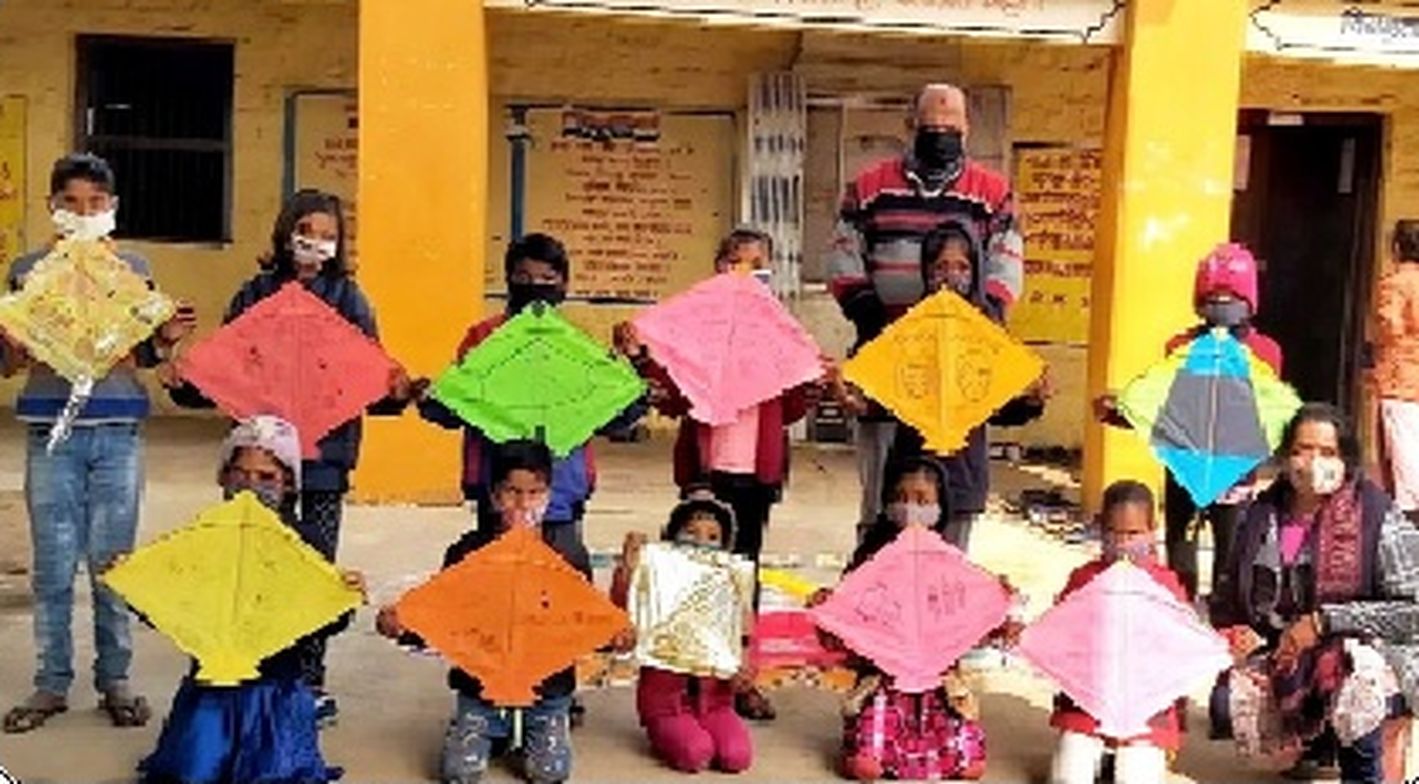 kites news: पतंगों के माध्यम से दिए जनजागरूकता सन्देश