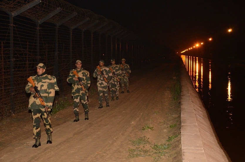 हम रजाई में देखते सपने, कोहरे को भेदती उनकी आंखों में राष्ट्र रक्षा का भाव