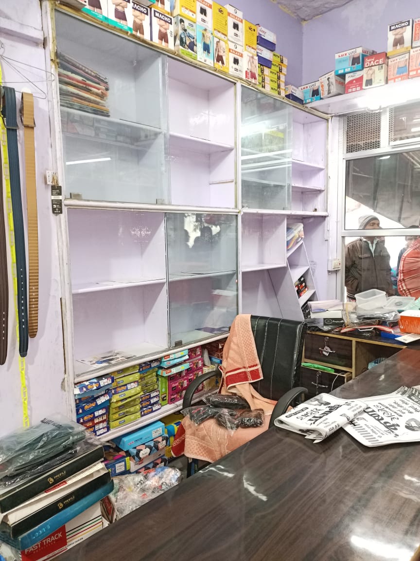 कपडा़ व्यापारी की दुकान में सेंध, आठ लाख का सामान किया पार