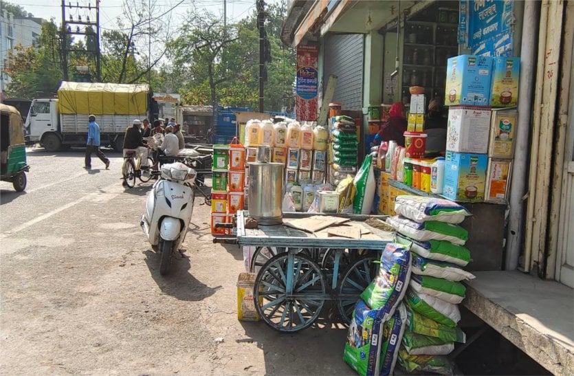 condition of the roads in Ujjain, shops are located on half the part