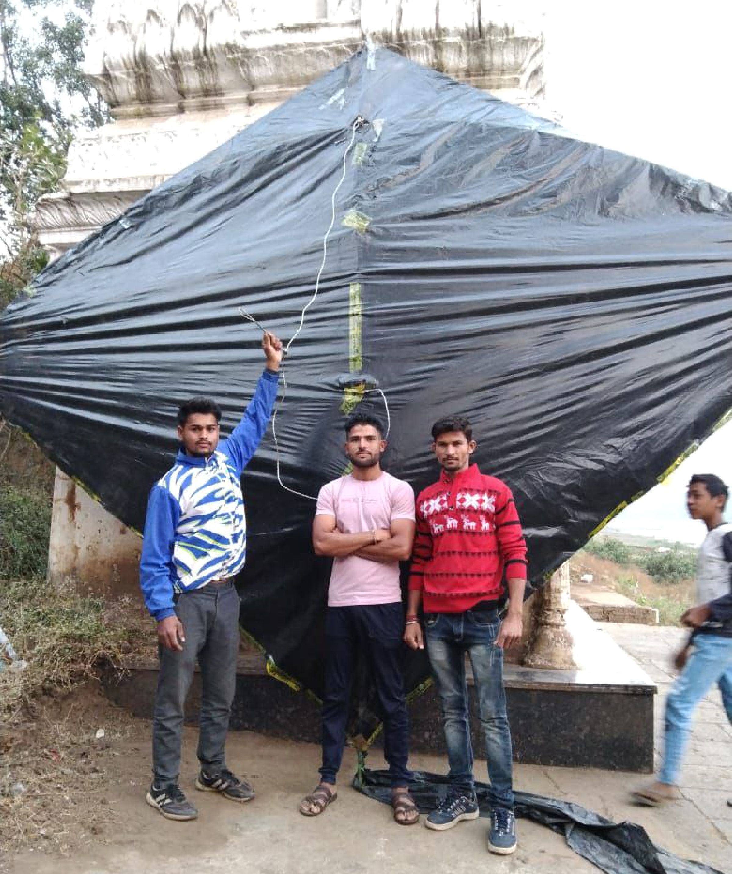 Video: Burhanpur youth made 12 feet kite, flew it with cot rope