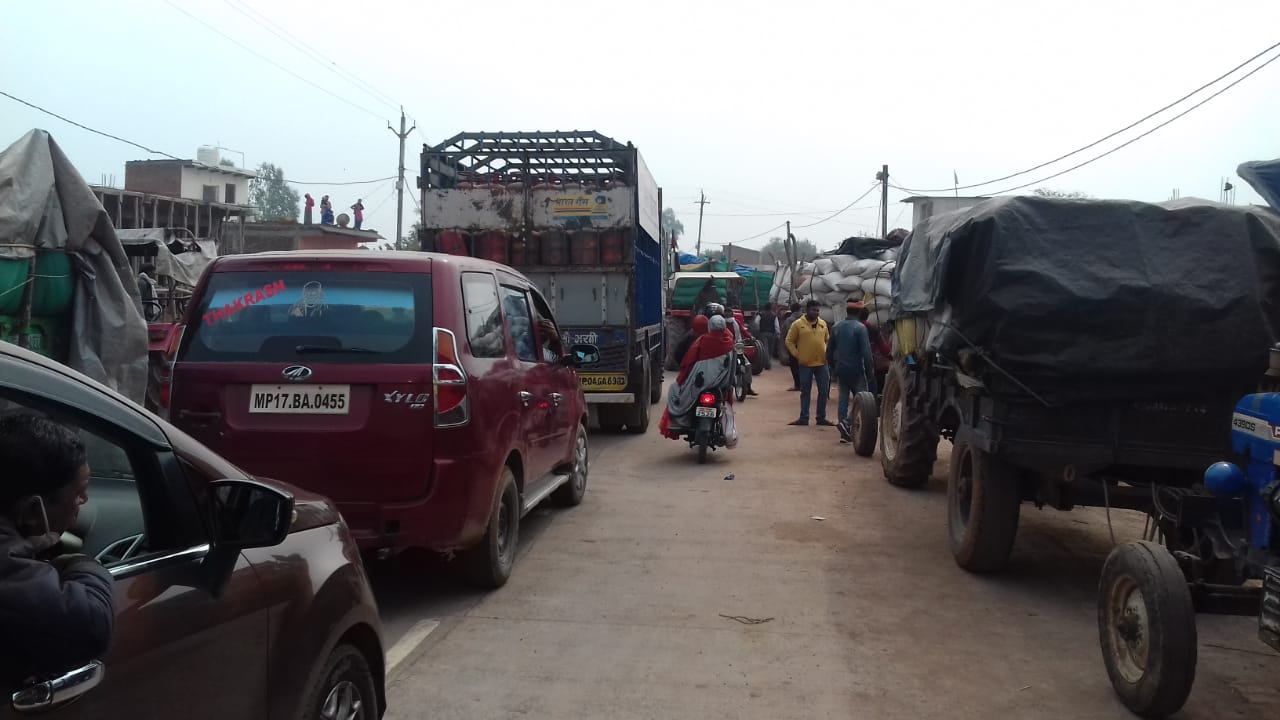 Abhana road jammed for half an hour due to non-procurement of paddy