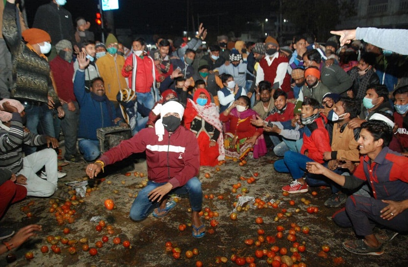Angry traders threw vegetables in jam due to breaking the market