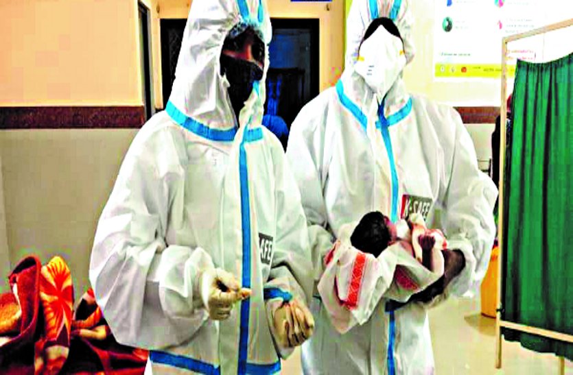 कोरोना पॉजिटिव महिला का PPE किट पहनकर डॉक्टरों ने कराया सुरक्षित प्रसव, नक्सलगढ़ से सफर करके अस्पताल पहुंची थी गर्भवती