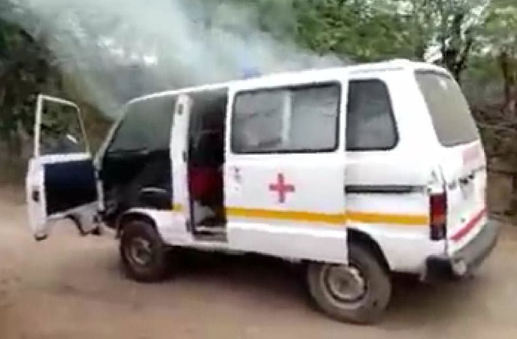Fire in ambulance : टीकाकरण करने जा रही एम्बुलेंस में लगी आग, चिकित्साकर्मियों में मची अफरा-तफरी। देखे वीडियो
