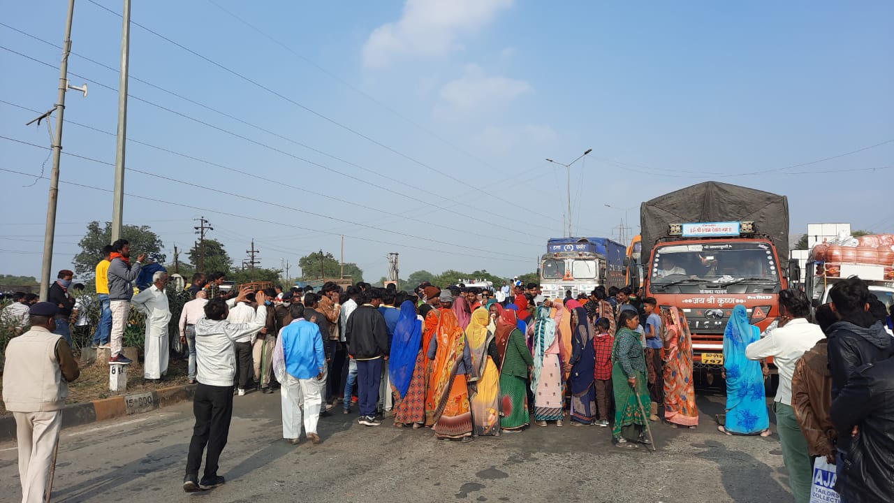 राजपरिवार की जमीन पर कब्जा कर बनाए लिए थे झोपड़े, हटाए तो लोगों ने किया चक्काजाम