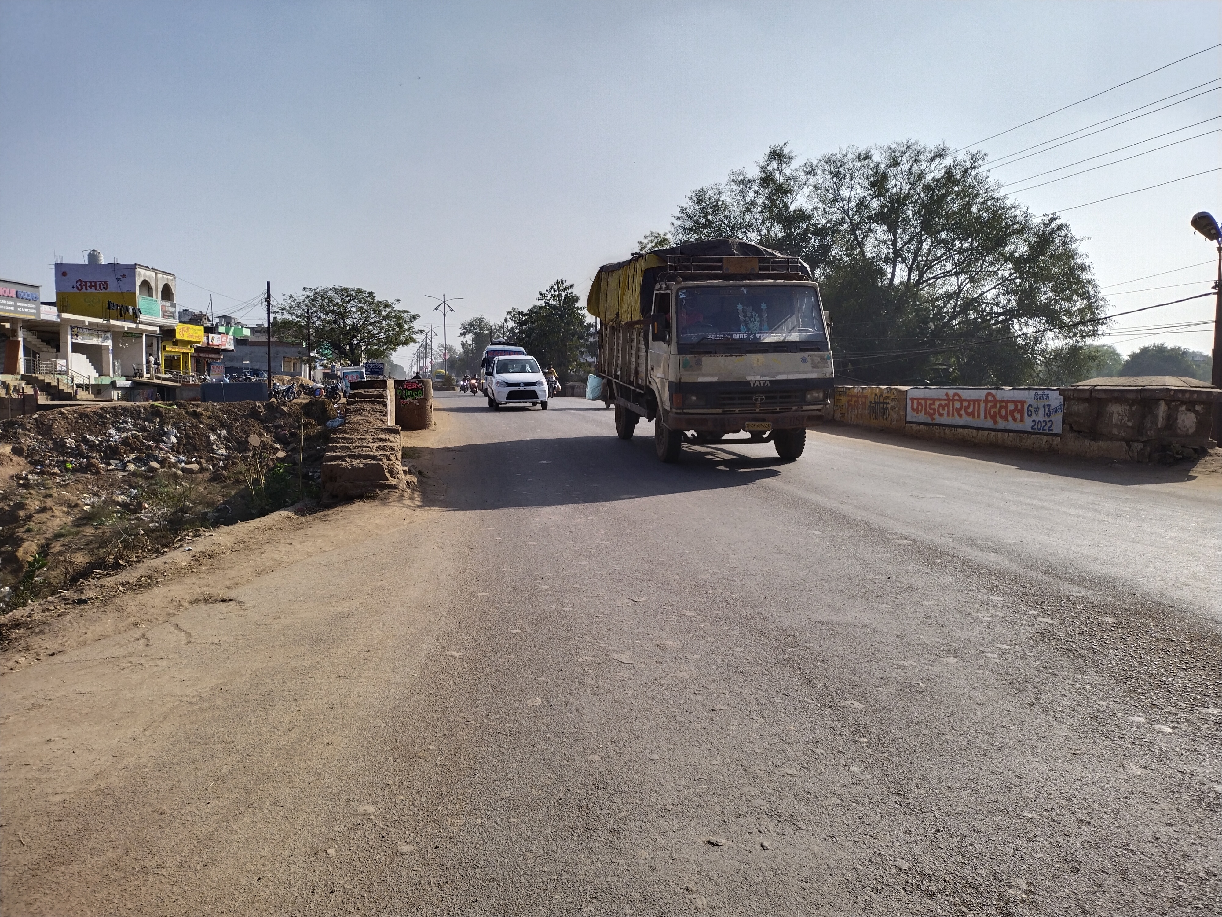 करोड़ों रुपये की लागत से बनी मॉडल रोड, पुलियों का नहीं हुआ चौड़ीकरण, आए दिन हो रहे गंभीर हादसे