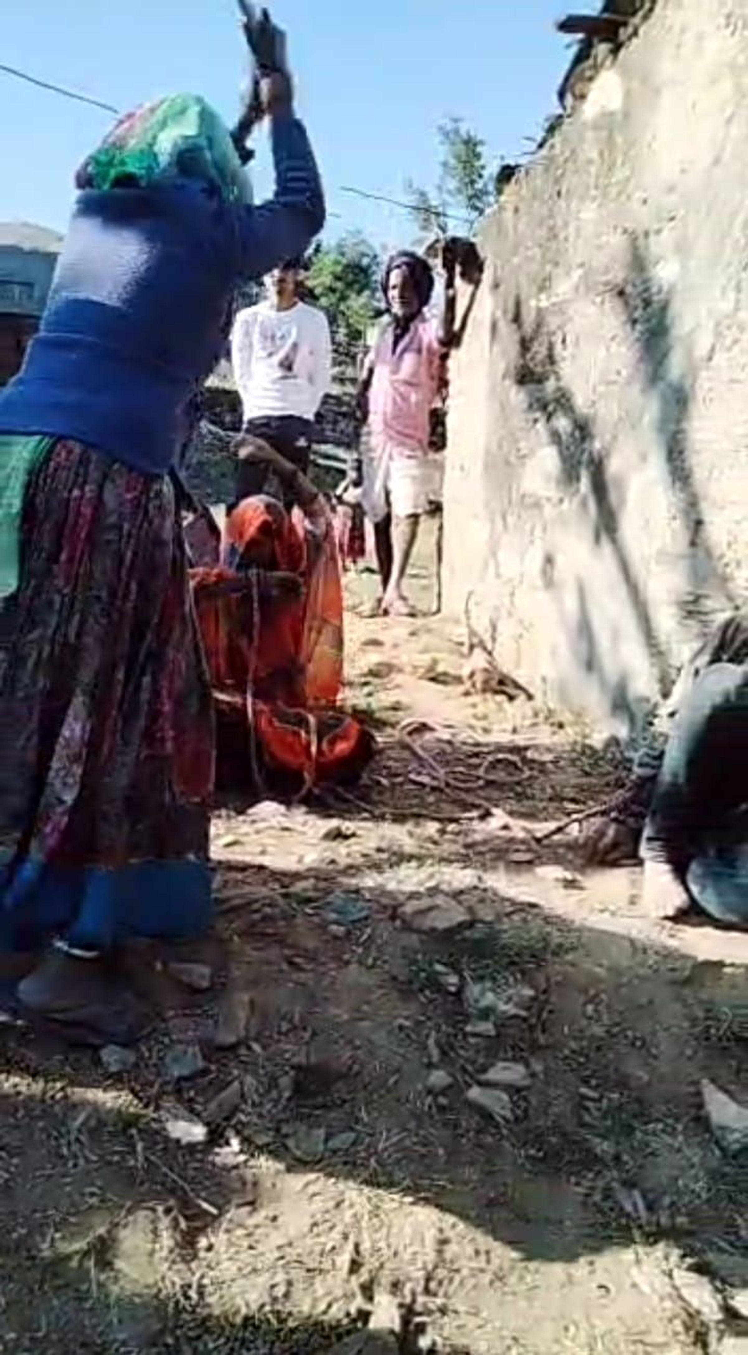 Viral video news नाता विवाह करने पर युवक-युवती को रस्सियों से बांध कर जमकर पीटा