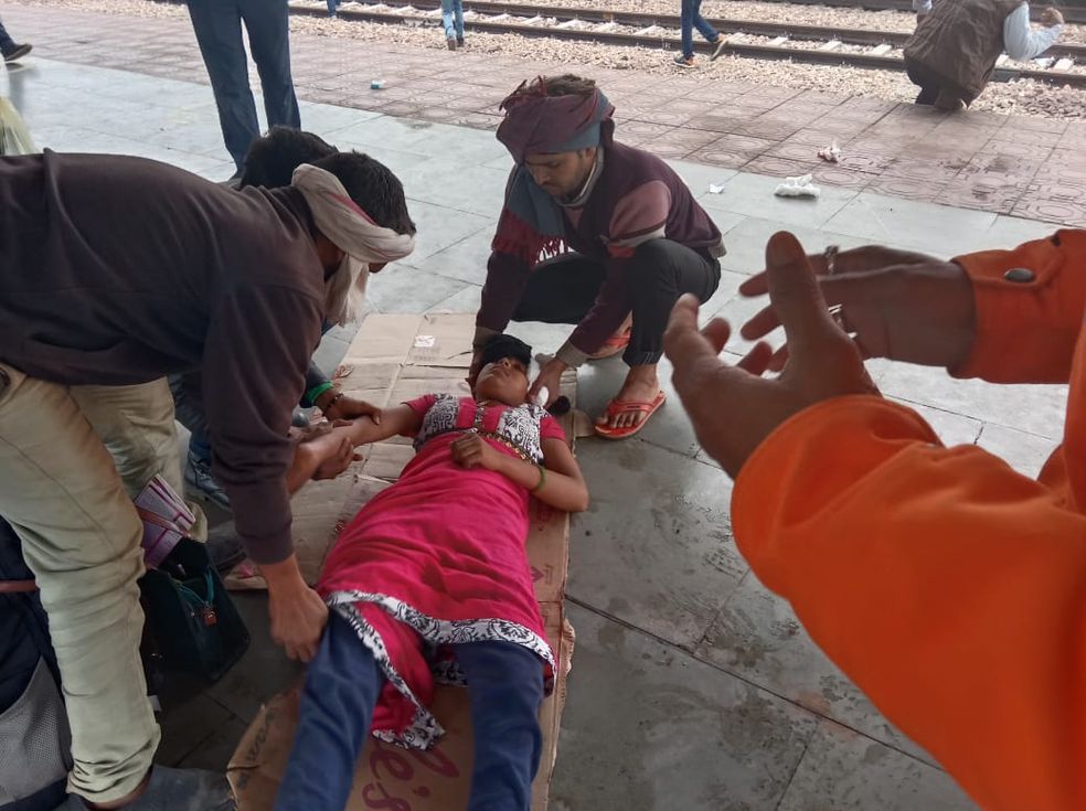 स्वर्ण मंदिर मेल से गिरी महिला यात्री, पता चला से 60 किलोमीटर दूर ट्रेन से उतर लौटा पति