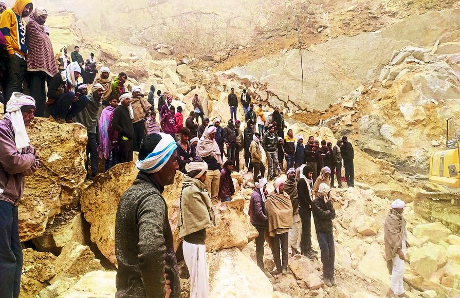 भरभरा कर ढह गई खान : पत्थरों के मलबे में दफन हो गया डम्पर चालक