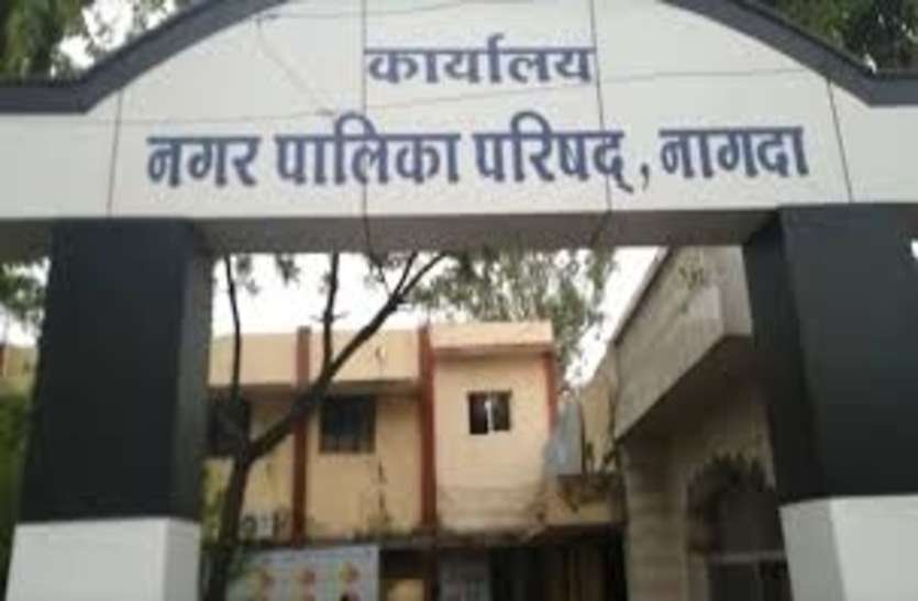 This municipality is poor, there is no money till passing the bills of