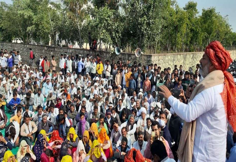 रामगढ़ पचवारा में बरसे टिकैत, कहा किसानों की जमीन को छीनने नहीं दिया जाएगा
