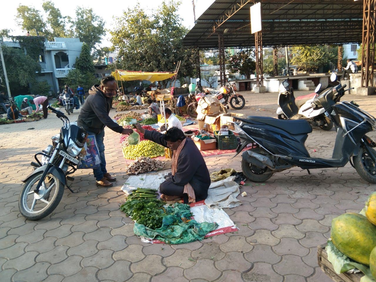 कोठीबाजार सब्जी हाट में दुकानें तो लगी, लेकिन अवैध शराब की बिक्री नहीं रूकी