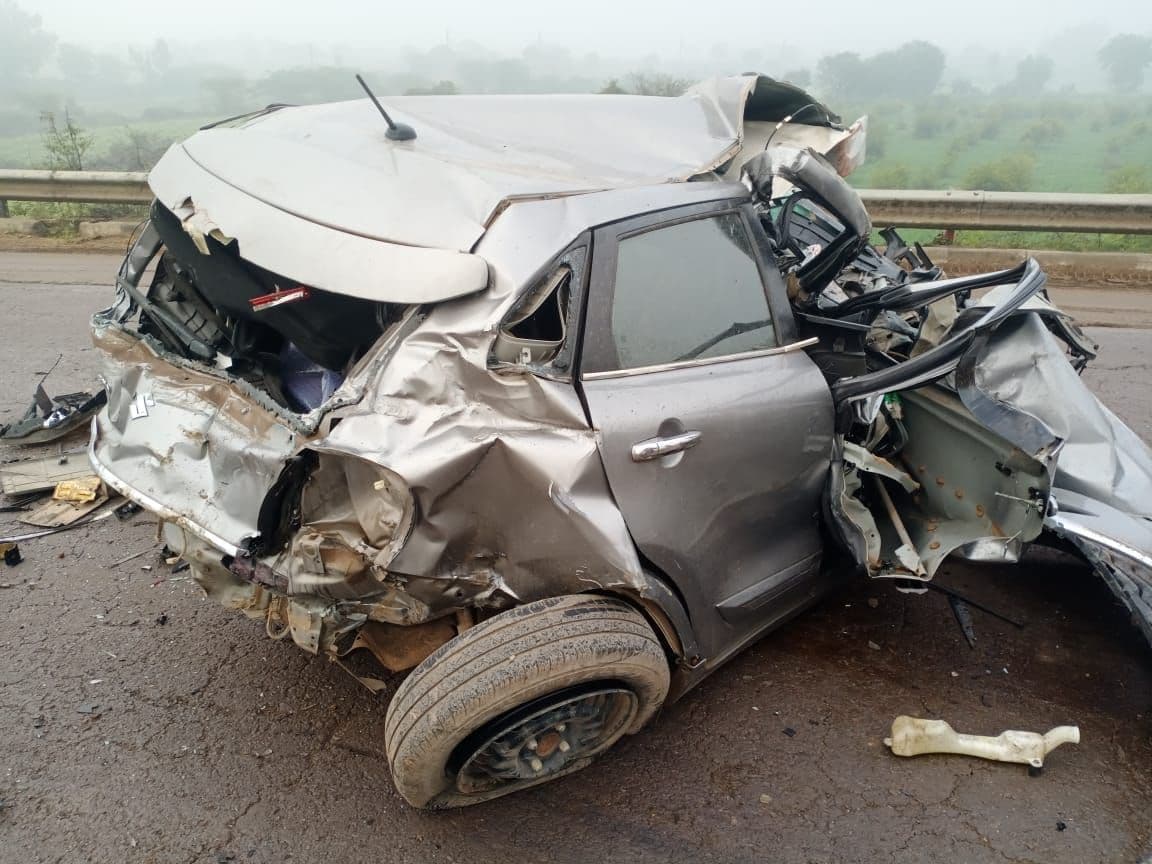 Accident : दो वाहनों की चपेट में आई कार, चालक की  दर्दनाक मौत। देखे वीडियो
