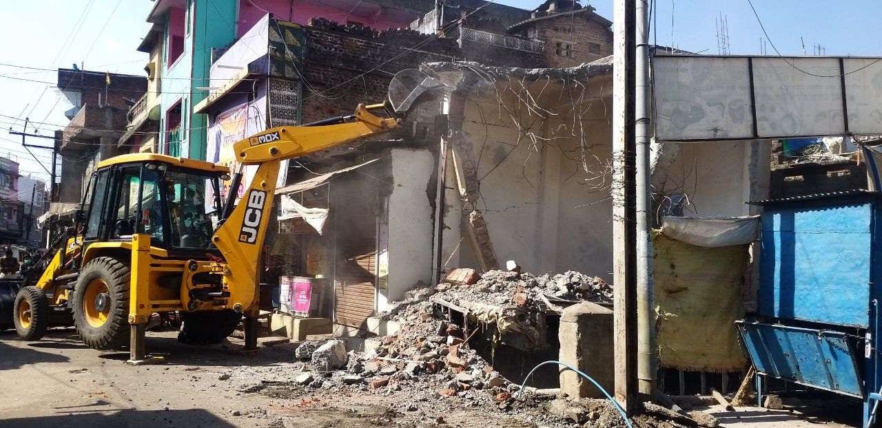नाले पर बनाई गई दुकान जेसीबी चलाकर की ध्वस्त