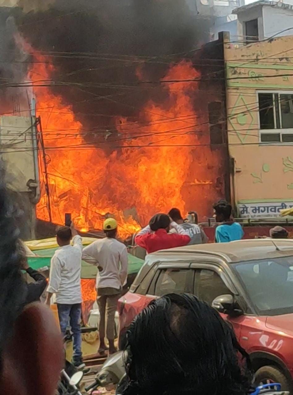 रुई की दो दुकानों में भड़की आग, घंटो की मशक्कत के बाद पाया काबू, गृहस्थी सहित पूरा मकान हुआ खाक