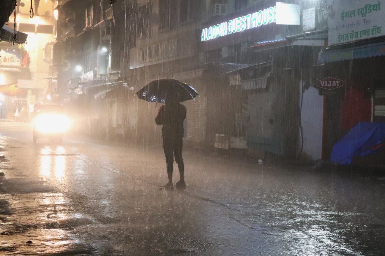 Weather news : अजमेर में देर रात तेज बारिश, दरगाह के बाहर यूं बहा पानी, देखें वीडियो