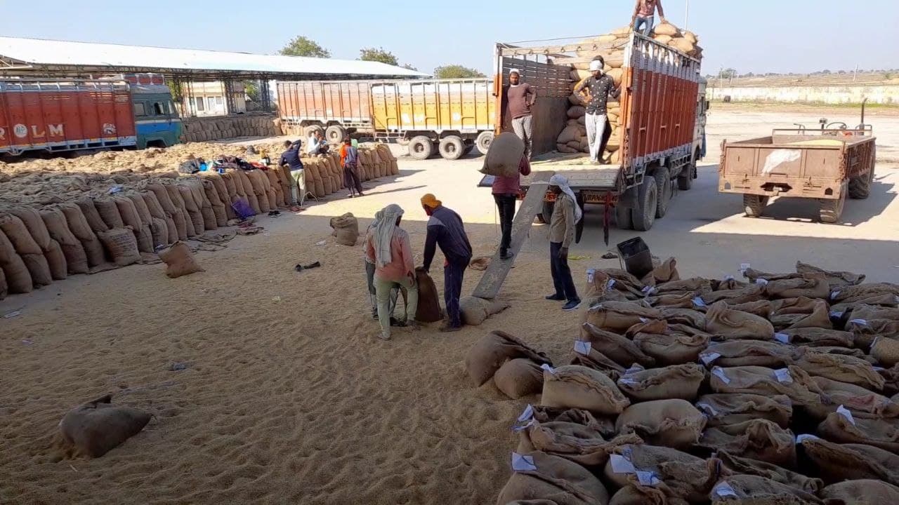 किसानों के साथ छलावा, पहले तो खरीदा अब कर रहे वापस