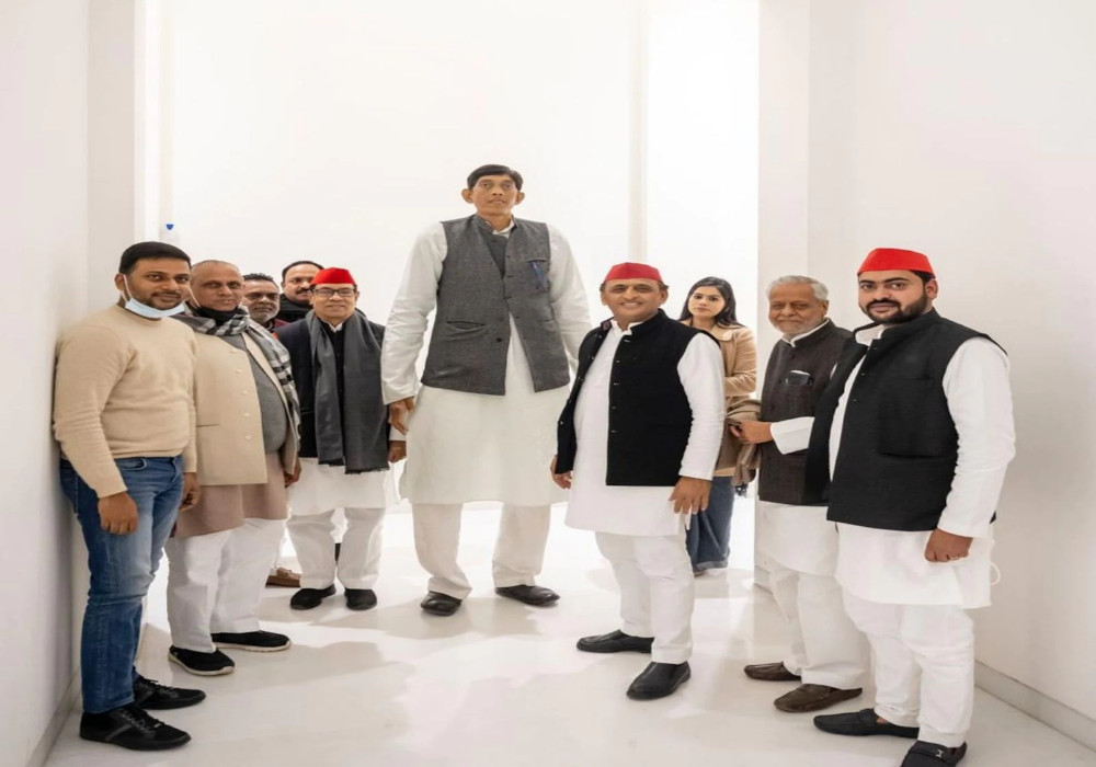 UP Election 2022 India's Tallest Man Joins Samajwadi Party