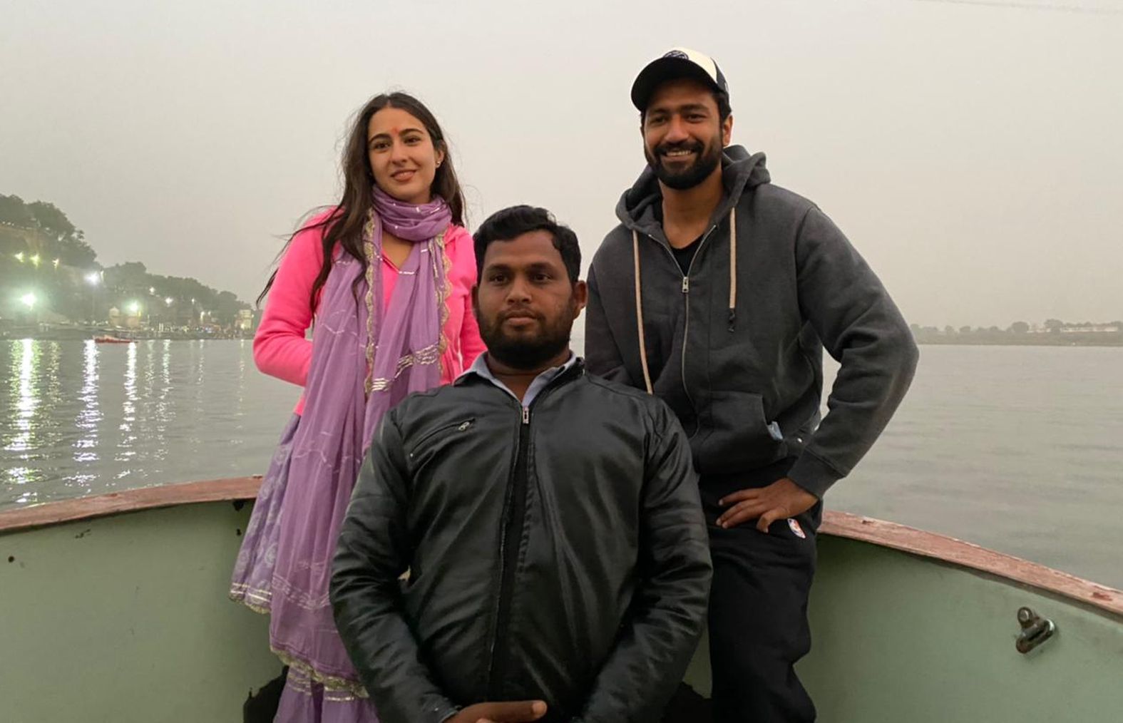Vicky-Sara took a boat ride in Maheshwar | महेश्वर में विक्की-सारा ने की  नाव की सवारी, सहस्त्रधारा में सनसेट को निहारा | Patrika News