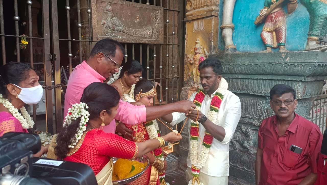 TN फुल लॉकडाउन : सन्नाटा और वीराना, मंदिर के बाहर रचाया विवाह