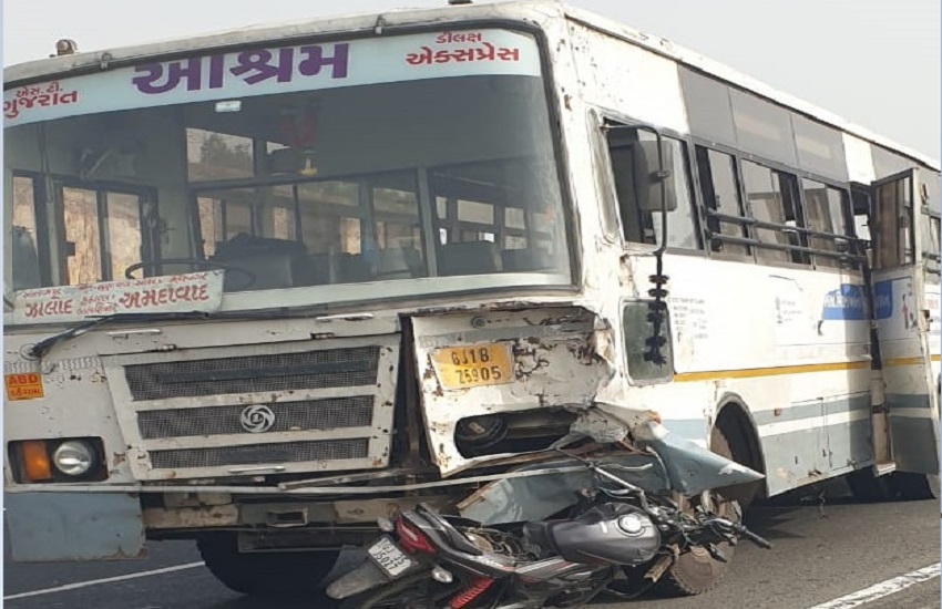 Gujarat hindi News : बस की टक्कर में बाइक सवार एक ही परिवार के तीन लोगों की मौत