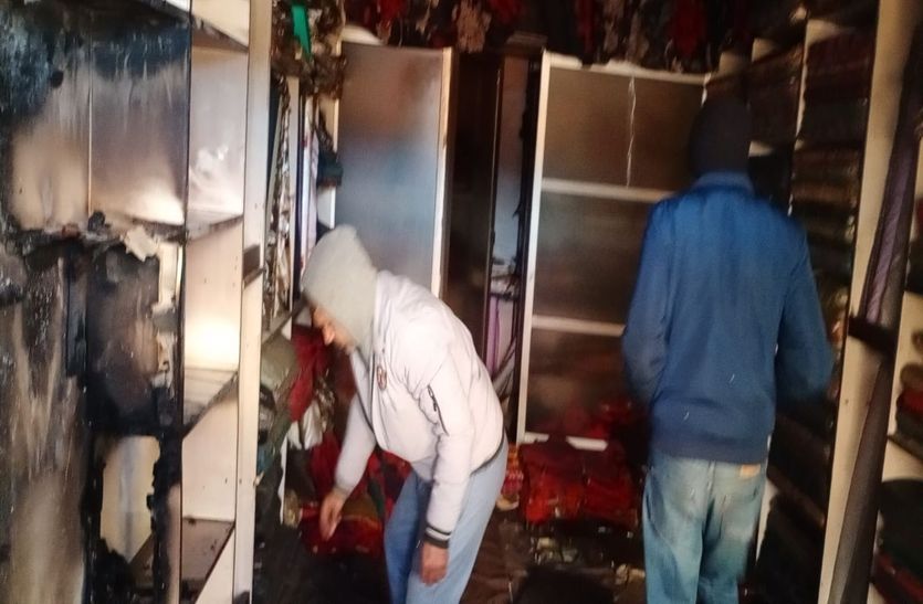 VIDEO: कपड़े की दुकान में आग से लाखों का समान जला