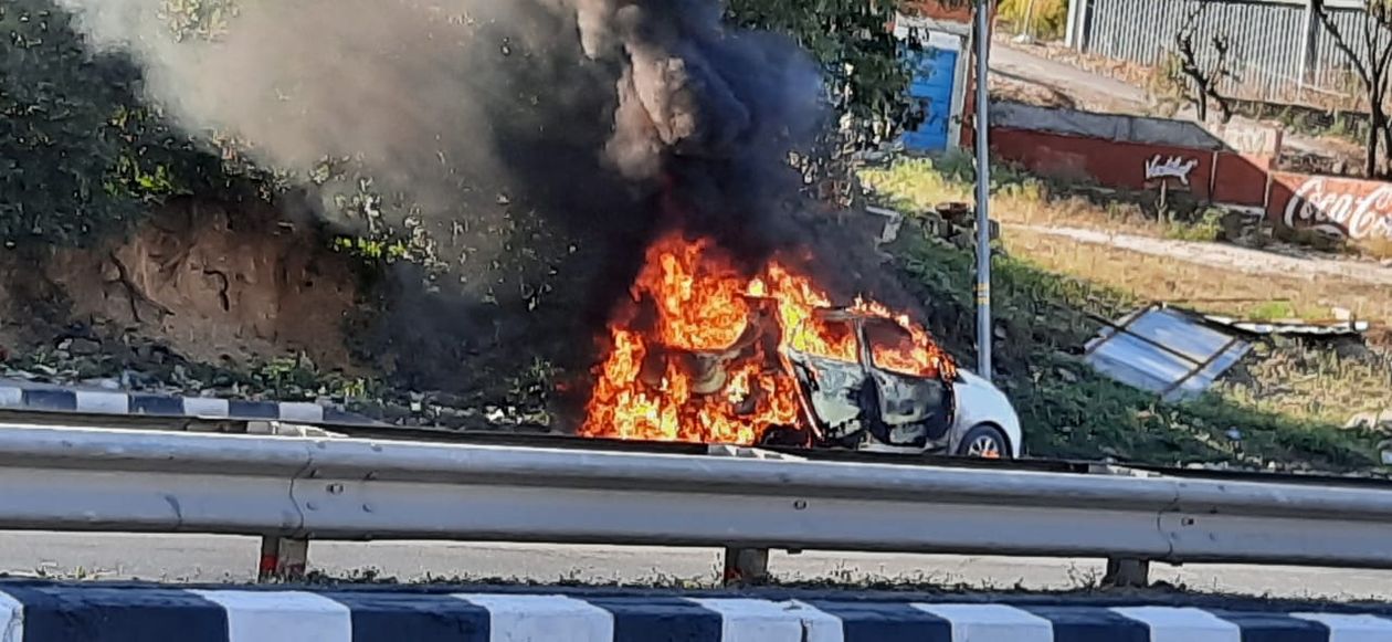 enmity attack, car fire रंजिश के चलते जानलेवा हमला, कार को लगाई आग