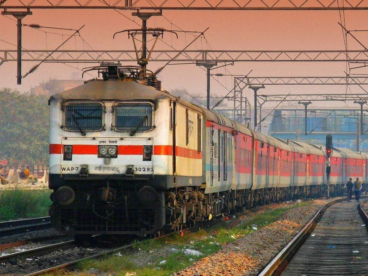 Indian Railways: बिना कारण बताये रेलवे ने रद्द की 482 ट्रेनें