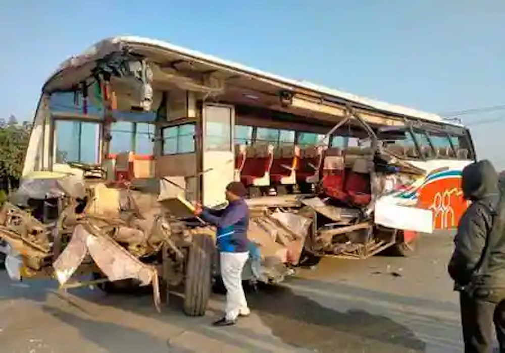 कन्नौज में आगरा-लखनऊ एक्सप्रेस-वे पर बरातियों से भरी बस ट्रक से टकराई