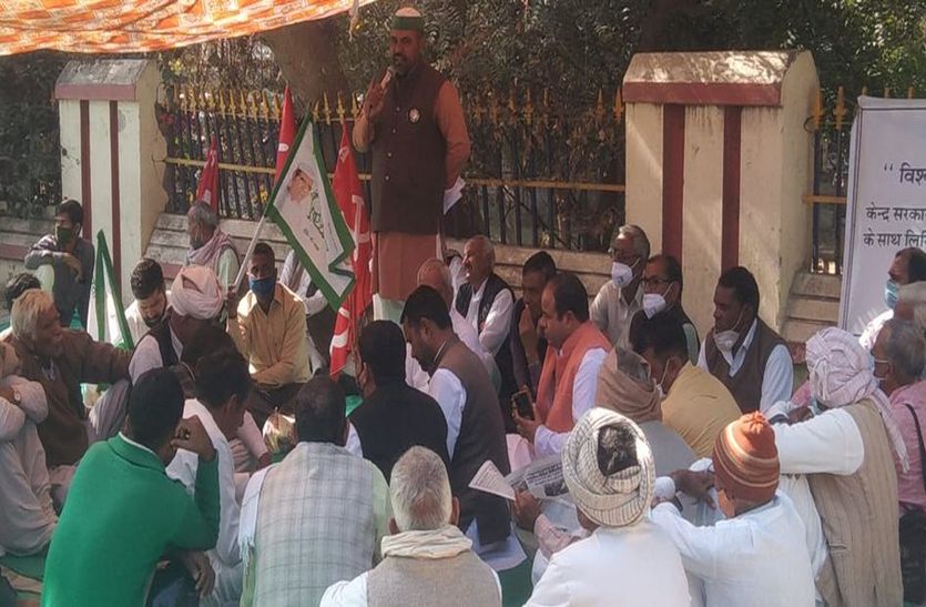 संयुक्त किसान मोर्चे ने मनाया विश्वासघात दिवस, किया प्रदर्शन
