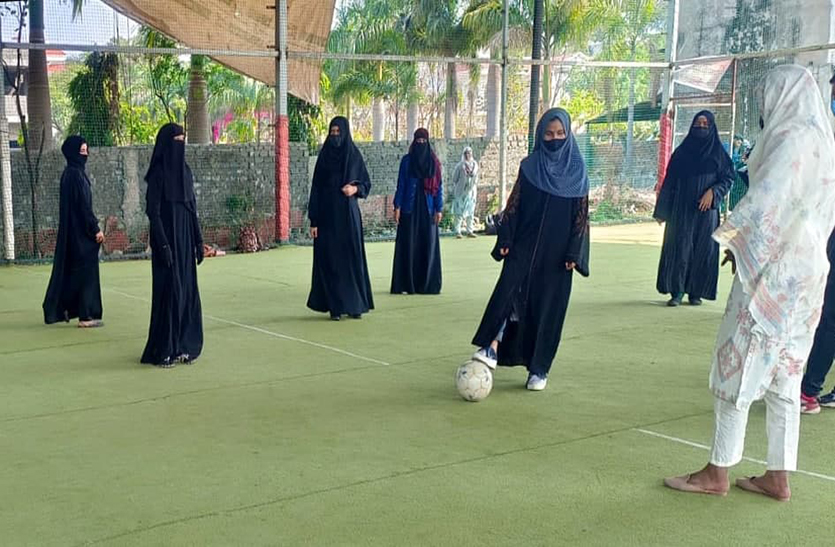 hijab news छात्राओं ने कहा- 'हम हिजाब पहनकर खेल भी सकते हैं और पढ़कर IAS भी बन सकते हैं'
