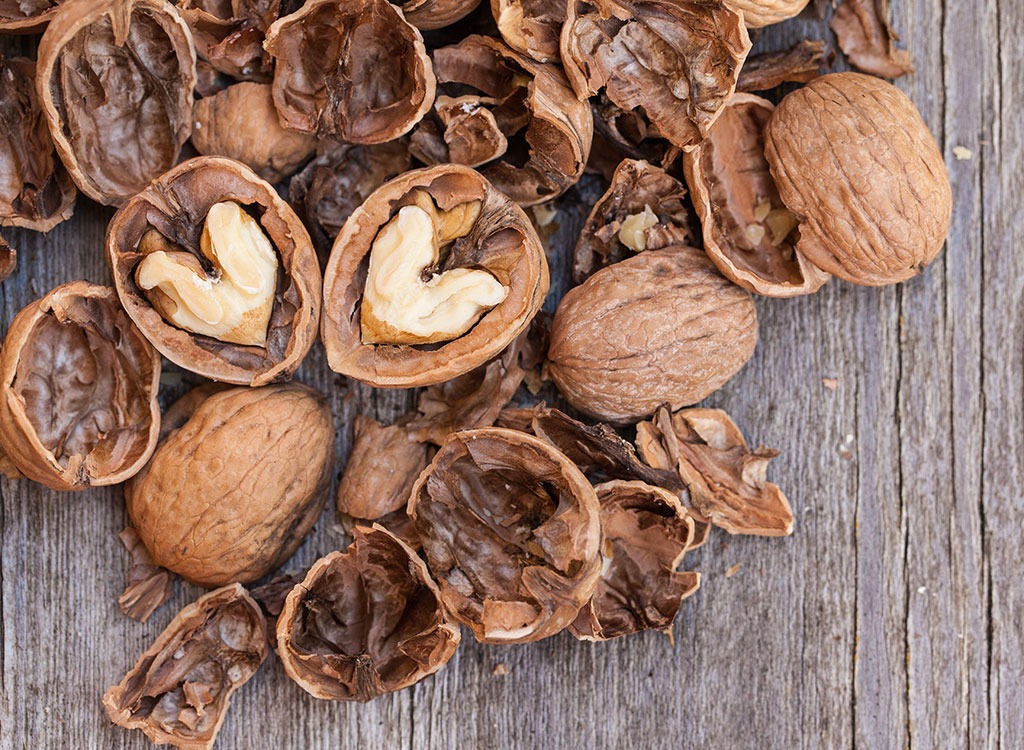 Walnuts benefits: अखरोट है आपके हेल्थ और ब्यूटी दोनों के लिए वरदान