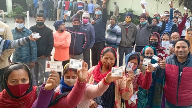 Uttarakhand Election 2022: 70 सीटों पर शाम 5 बजे तक हुआ 59.39 फीसदी मतदान, जानिए कोरोना काल में इस मतदान के मायने