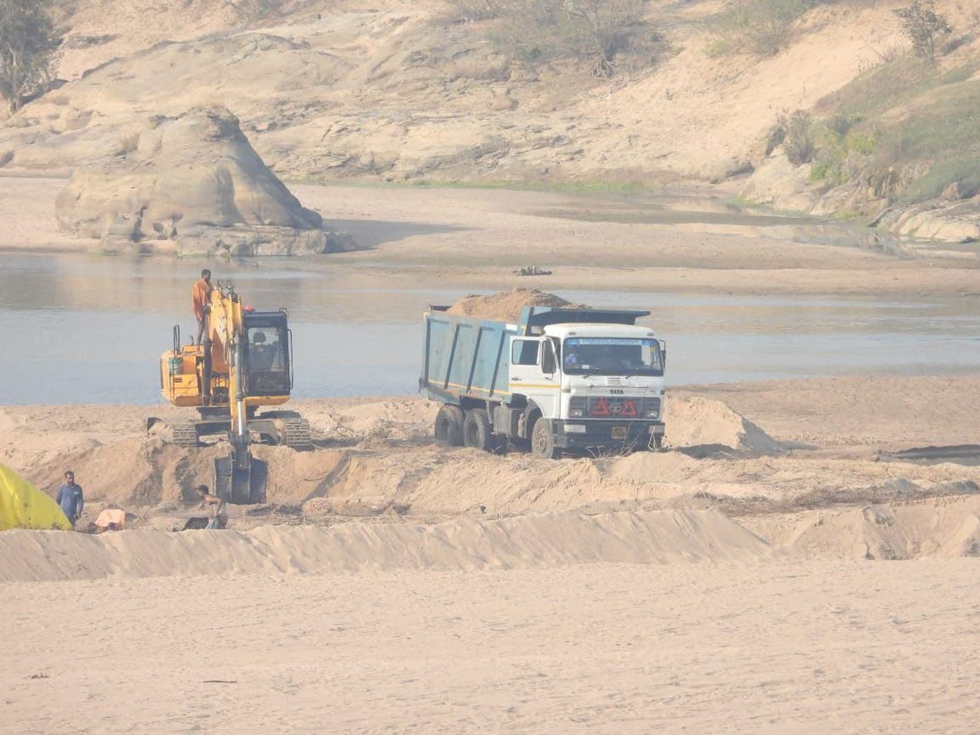 Sand mining:  प्रतिबंध के पहले ही रेत स्टॉक करने की फिराक में खनन माफिया