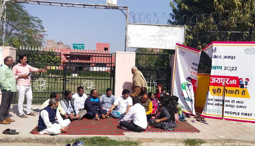 भाजपा का बोर्ड फिर भी भाजपा पार्षदों को जोन कार्यालय के बाहर देना पड़ा धरना