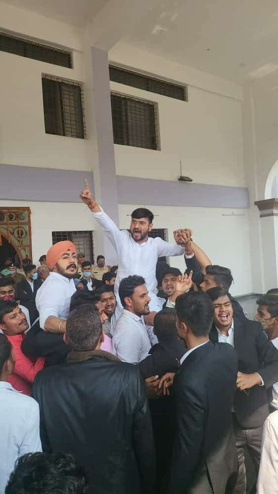 एनएसयूआई ने कोनी स्थित एबीयू कैंपस में जमकर हंगामा किया