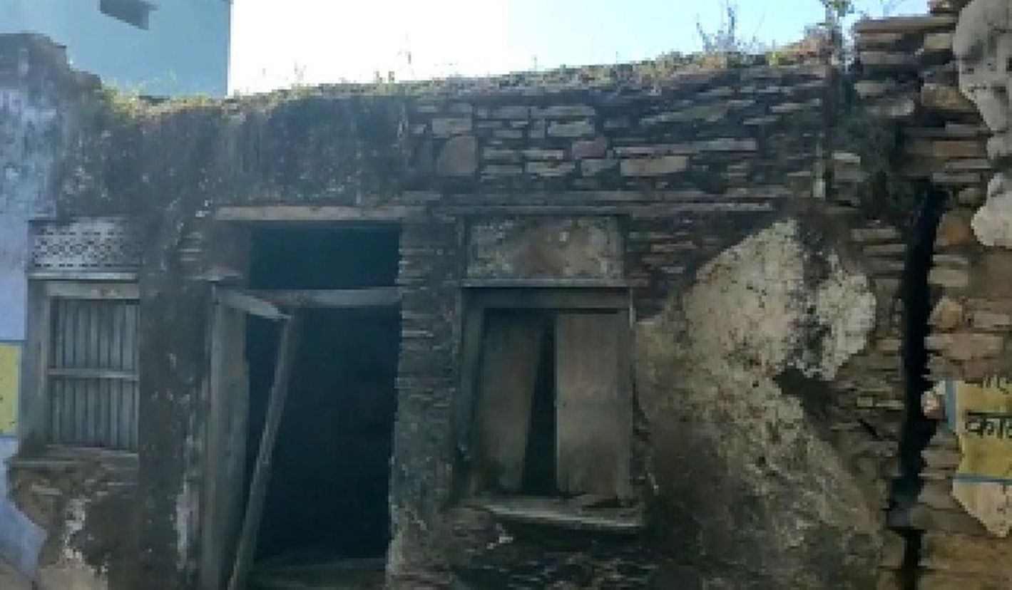 dilapidated patwar house : जर्जर पटवार घर को नहीं कर रहे जमींदोज,कागजी घोड़े ही दौड़ रहे, खतरा जहां का तहां