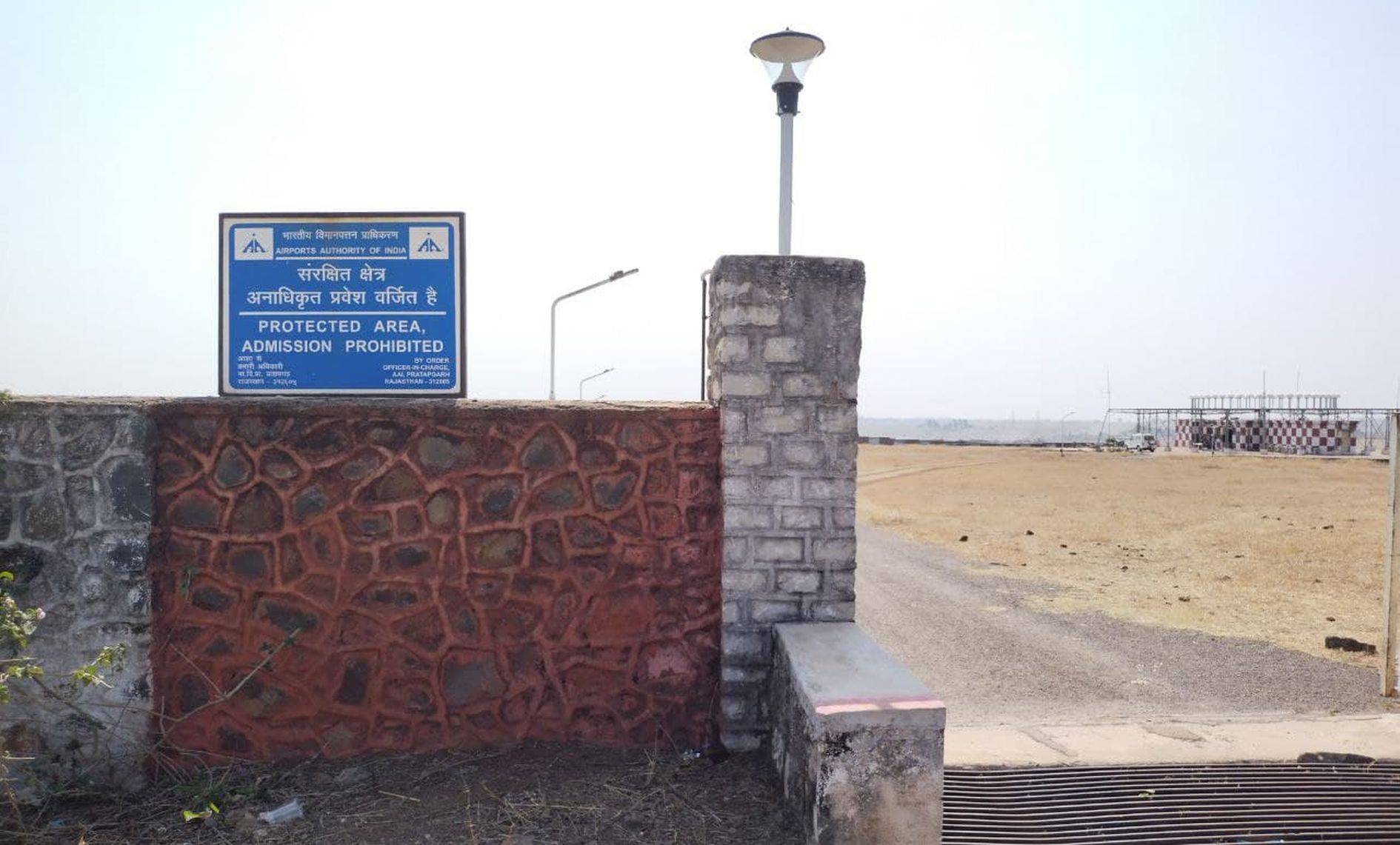 Indian Airport: डंपिंग यार्ड पर गंदगी के कारण कौओं का आतंक, पास ही बने हवाई रुट के सिग्नल पर पड़ रहा है असर