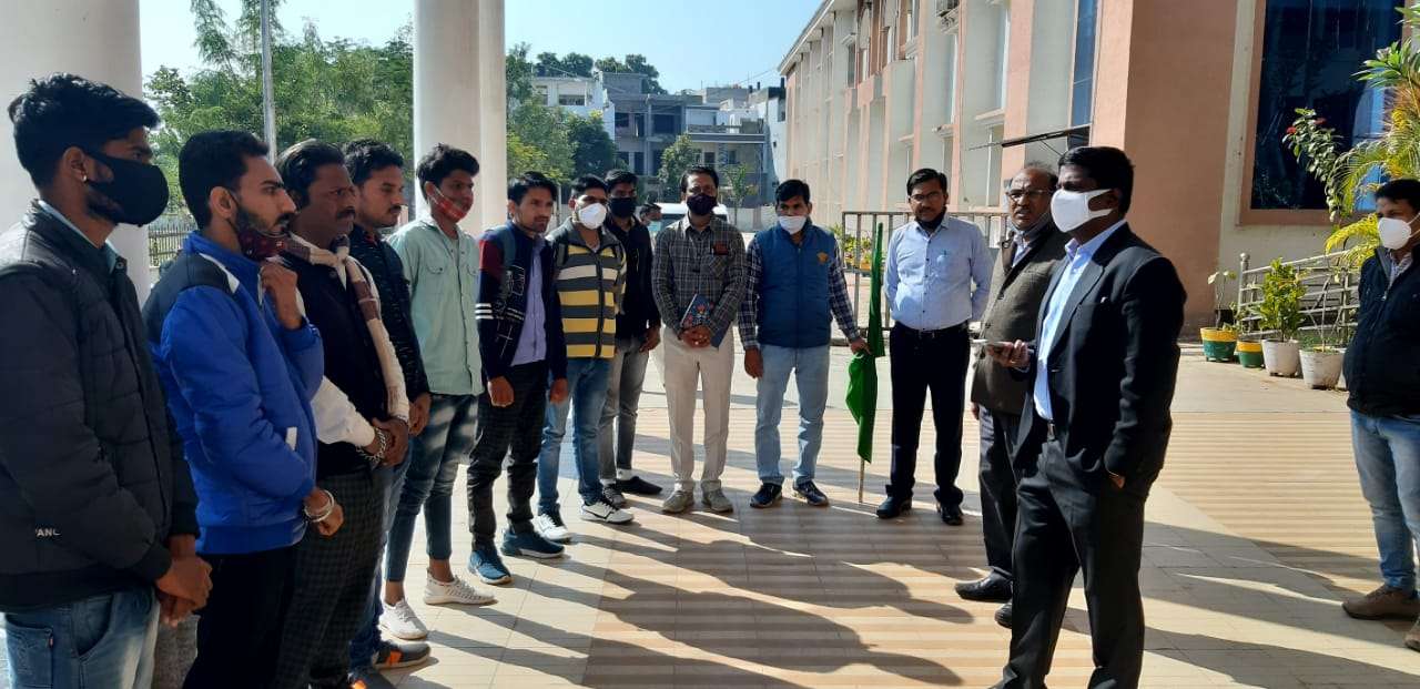 गुना जिले के 8 युवा अहमदाबाद में ड्रोन तकनीक का प्रशिक्षण लेने रवाना