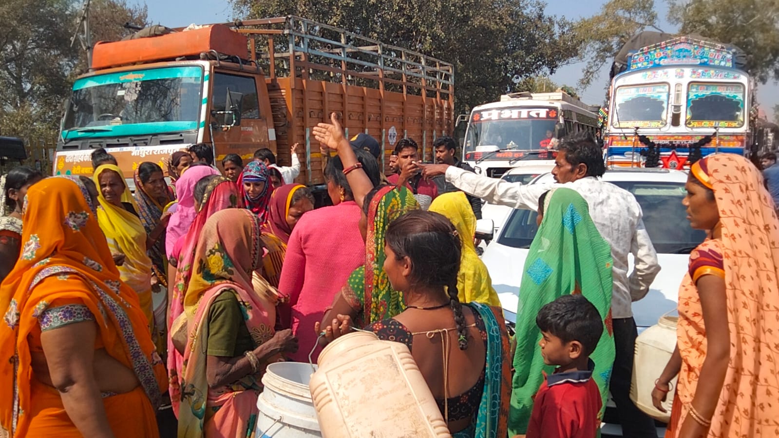 पेयजल के लिए इंदौर-इच्छापुर हाईवे पर महिलाओं का चक्काजाम