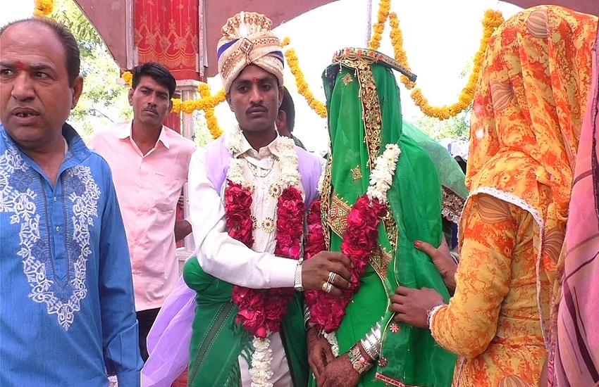 Ahmedabad Hindi News : पाकिस्तान की शरणार्थी युवती का ग्रामीणों ने धूमधाम से किया विवाह
