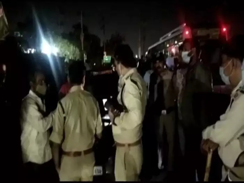 Police attack in Meerut : दबिश डालने गई पुलिस पार्टी पर महिलाओं ने किया हमला,भीड़ ने दो आरोपी छुड़ाए