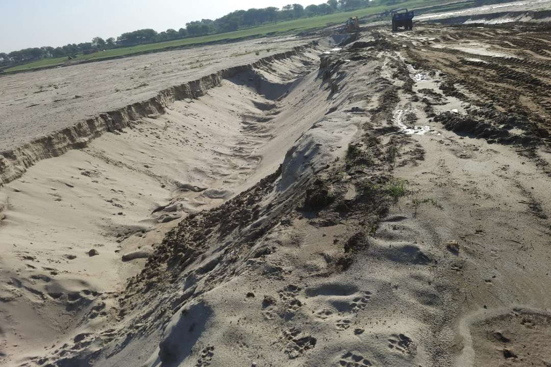 वाराणसी में गंगा पार बालू का अवैध खनन