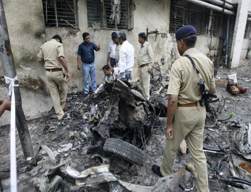 Ahmedabad Blast Case: अहमदाबाद सीरियल ब्लास्ट केस में कोर्ट की ऐतिहासिक सजा, 49 में 38 लोगों को फांसी; 11 को उम्रकैद, देश में पहली बार इतनी बड़ी संख्या में सजा-ए-मौत | Deshaj Times Ahmedabad Blast Case: अहमदाबाद सीरियल ब्लास्ट केस में कोर्ट की ऐतिहासिक सजा, 49 में 38 लोगों को फांसी; 11 को उम्रकैद, देश में पहली बार इतनी बड़ी संख्या में सजा-ए-मौत