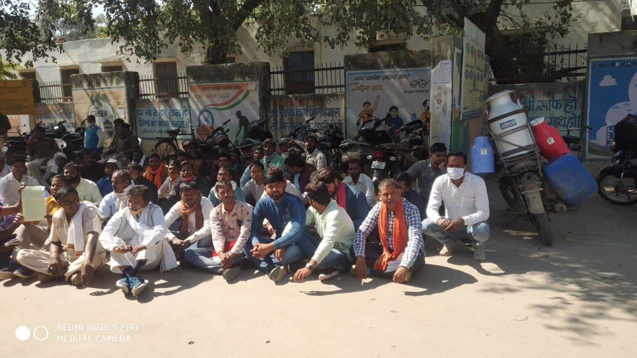 कलेक्ट्रेट के बाहर धरने पर बैठे ग्रामीण तो दबंगों के कब्जे से मुक्त कराया आम रास्ता