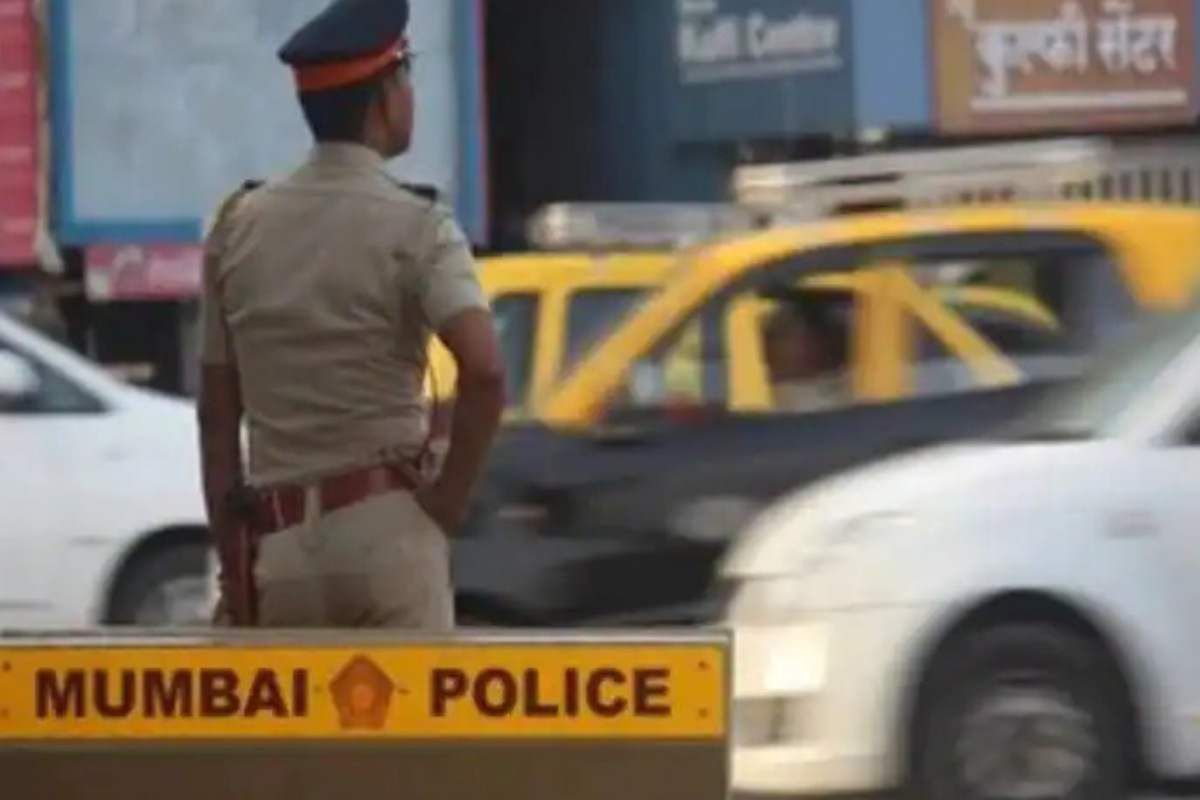 मुंबई पुलिस ने बोलॉवुड एक्ट्रेस को लेडी पुलिस के पीटाई करने के आरोप में किया गिरफ्तार