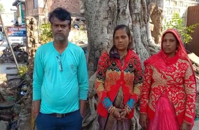 Cheating cash and jewelery from two women by engaging in talks, absconding unconscious...watch video