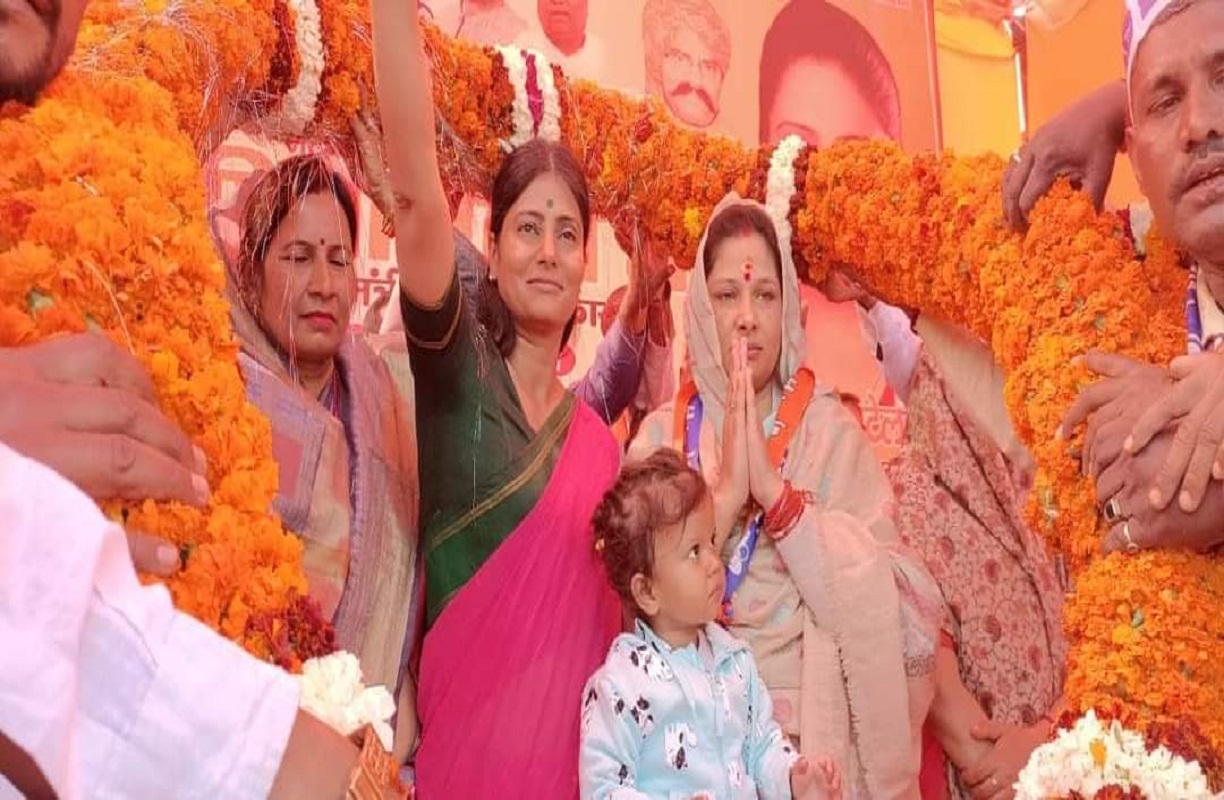  भाजपा प्रत्याशी के समर्थन में वोट मांग रही अनुप्रिया पटेल ने कहा खतरे में है प्रत्याशी का परिवार